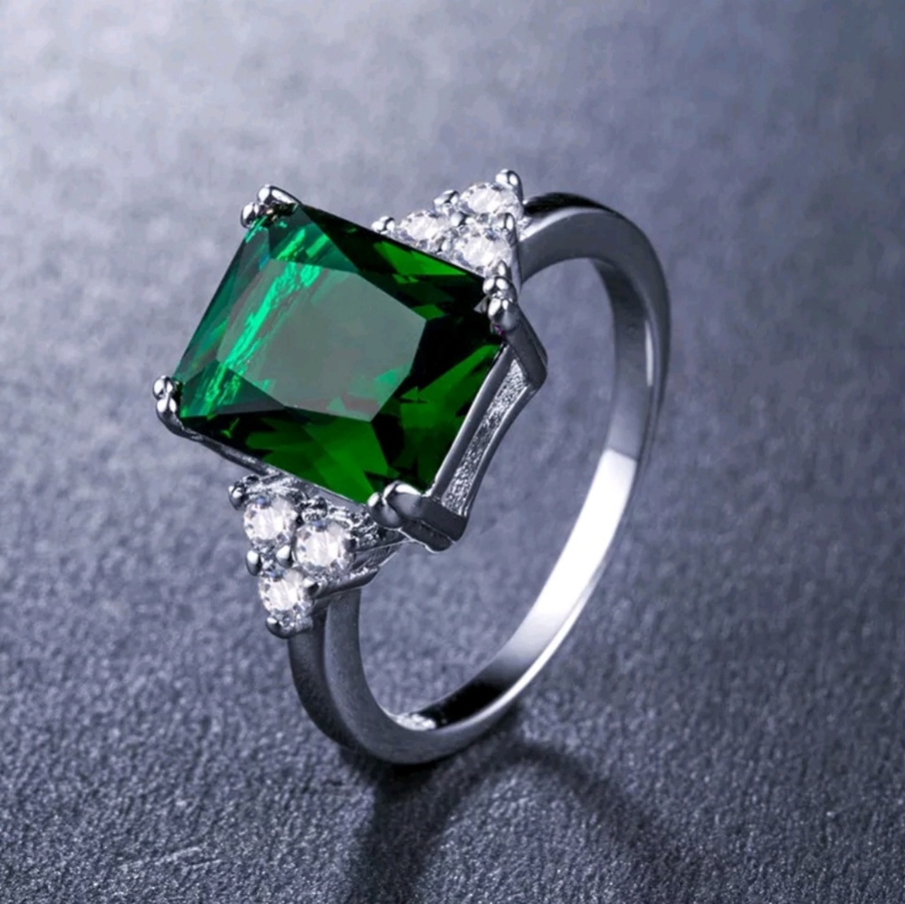 ♡S925 Sterling Silver Princess Cut Emerald Ring